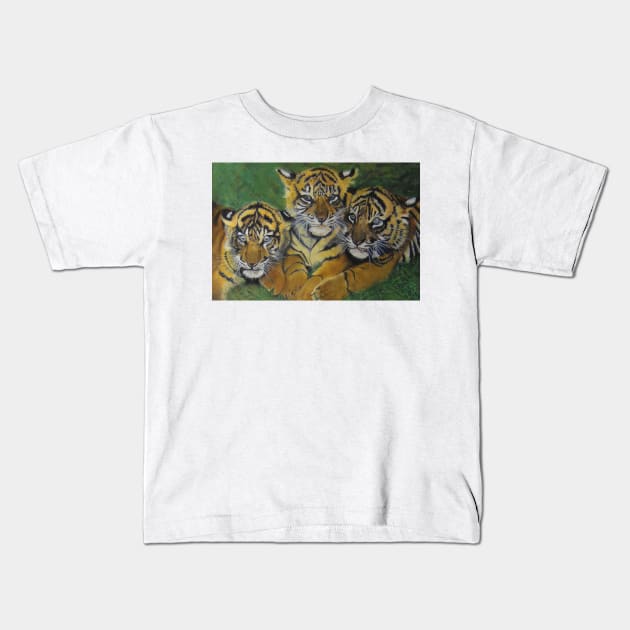 3 tigers in the grass......... Kids T-Shirt by angipangi7